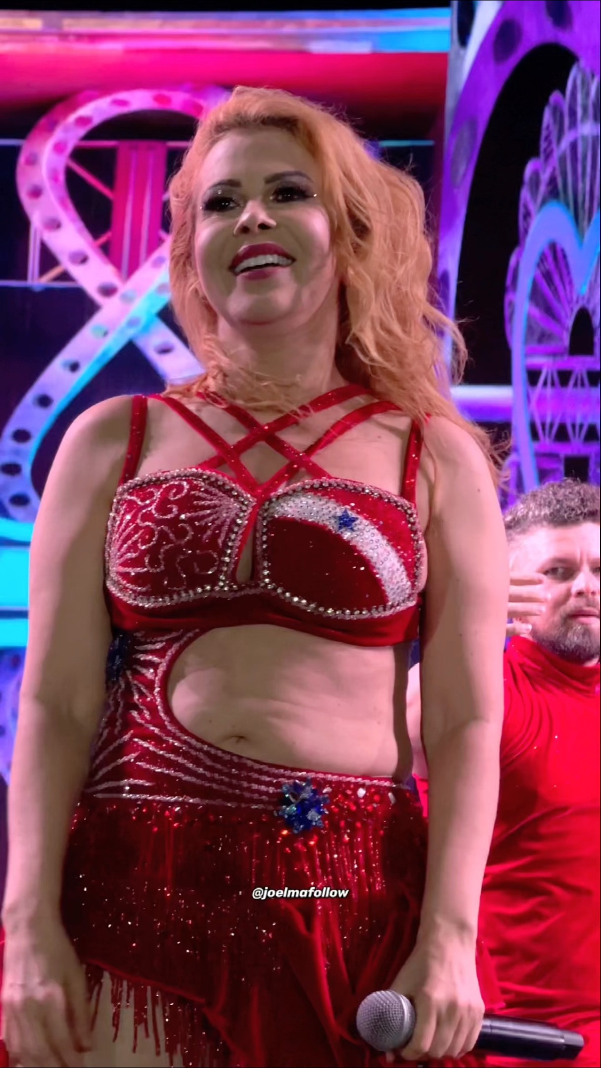 Joelma surge linda e dançando como nunca