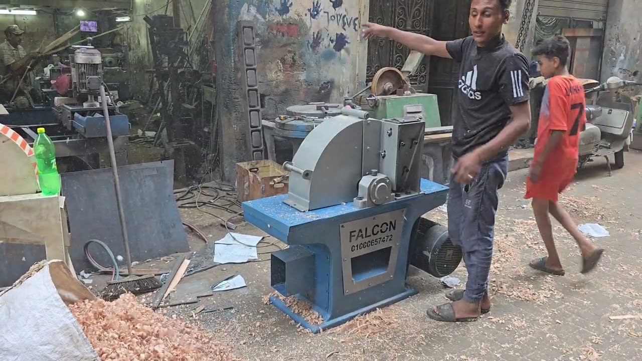 ماكينة نشارة الخشب تلقيم ٨ كاستير ماتور ٢٠ حصان قاعدة من الحديد الزهر 01000657472 محمد سمير