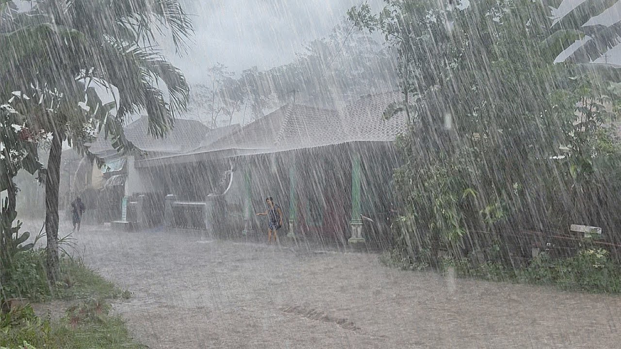 Сильнейший ливень в истории деревни, сильный ветер и молнии затопили деревню.
