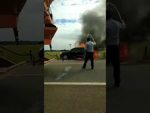Homem tenta apagar incêndio em carro na estada do Pontal