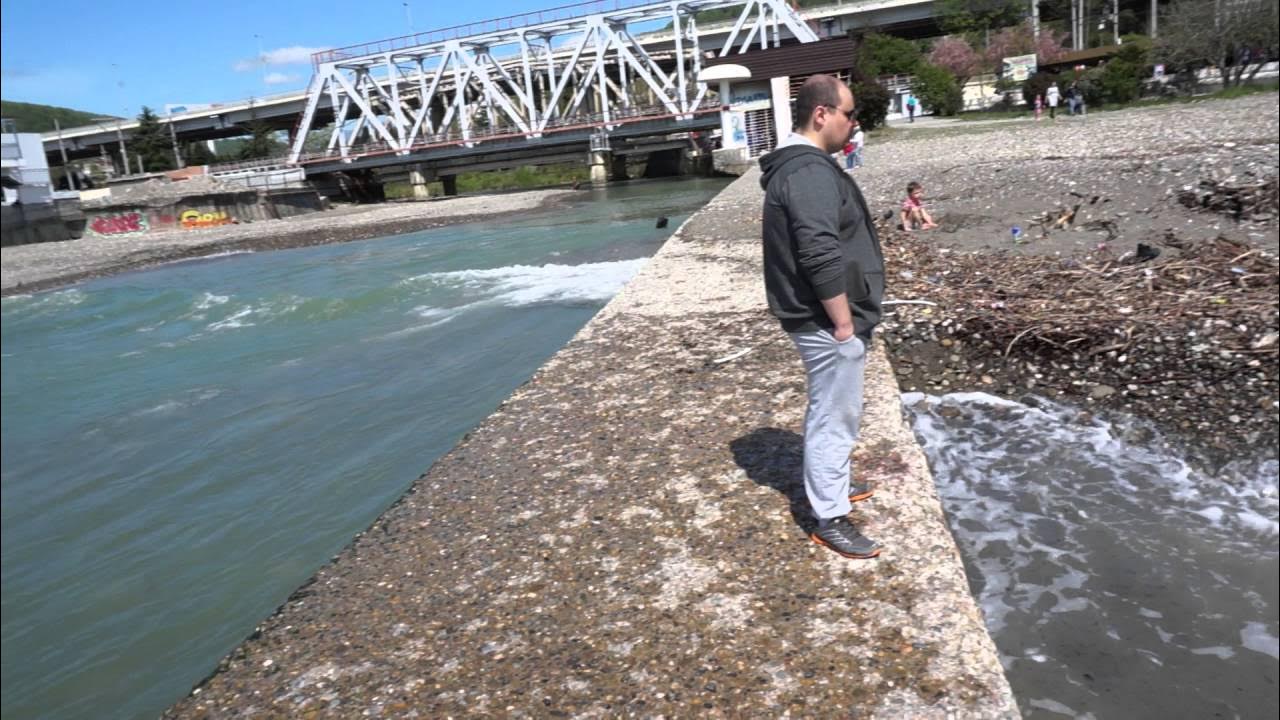 Пляж санатория кавказ в хосте. Сочи шторм пляж. Хоста река ялтинская. Пляж заря сочи. Вода в хосте сегодня.