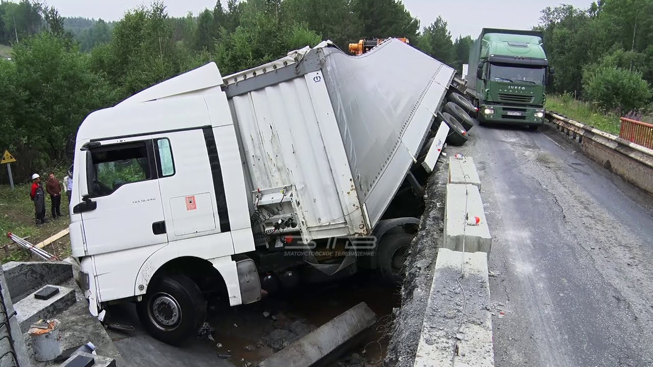 Машина слетела с моста Машина слетела с моста