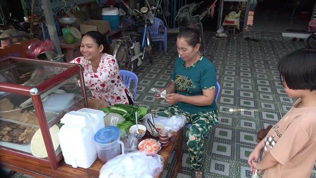 После долгого перерыва две сестры вернулись и снова продают спринг-роллы. Все приготовленные ими ...