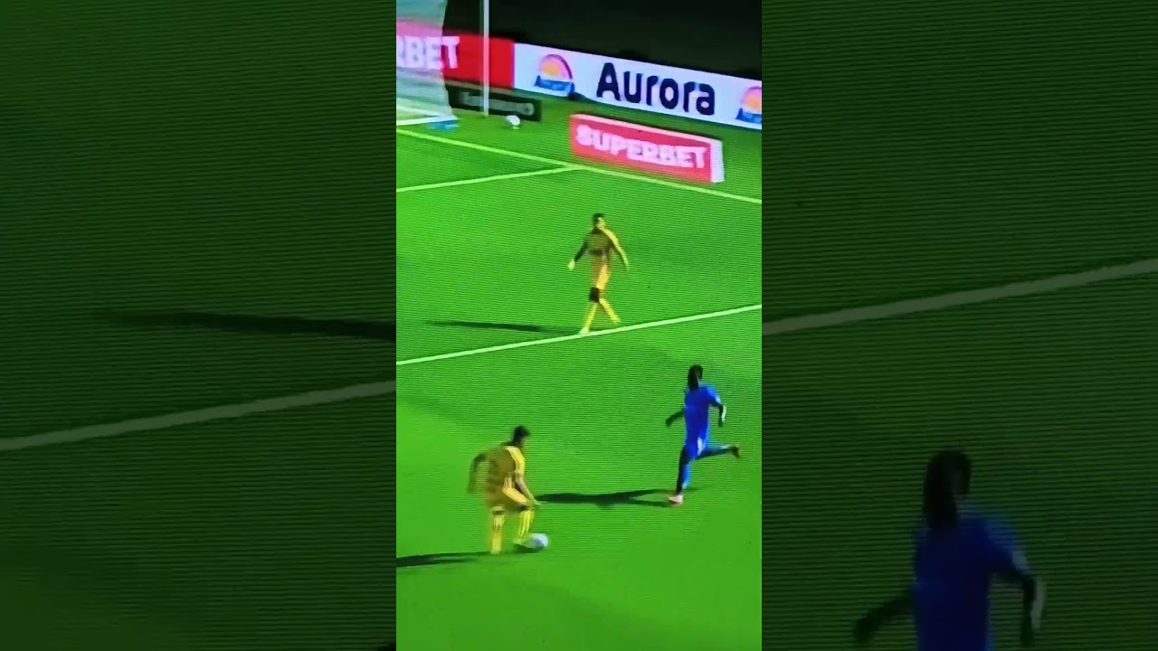 ИгрокКрузейроОтбилМячГоловойНаНогуНегеба,КотЗабилГолВнижУголВорот.НапМирасола,160см,68кг.БразСерия-А