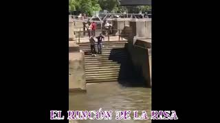 Hombre cae de las escaleras al agua