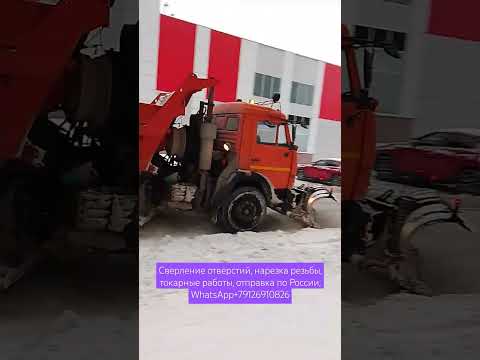 КАМАЗ чистит дорогу