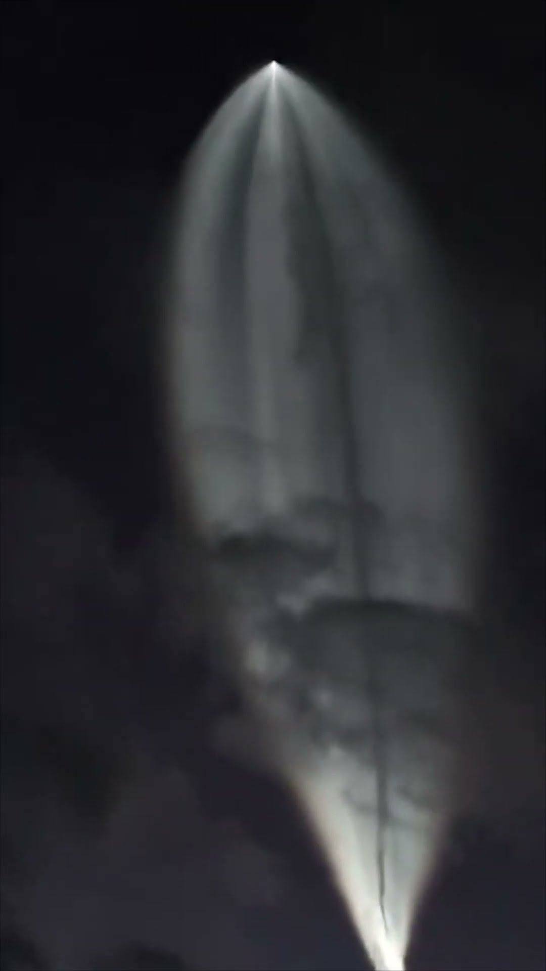 Strange Light Trail Forms in the Sky