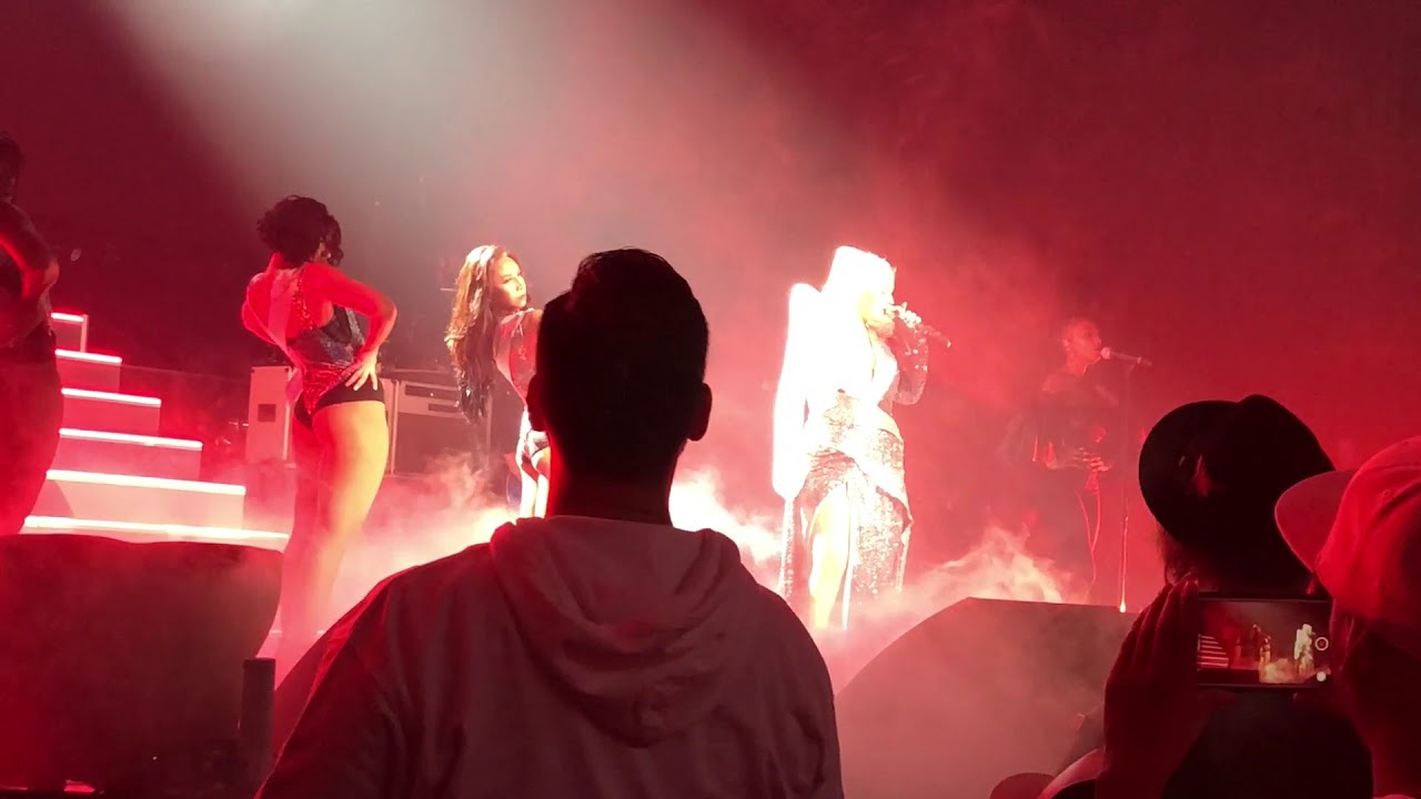 Christina Aguilera - Liberation Tour - Fall In Line (Live) HQ