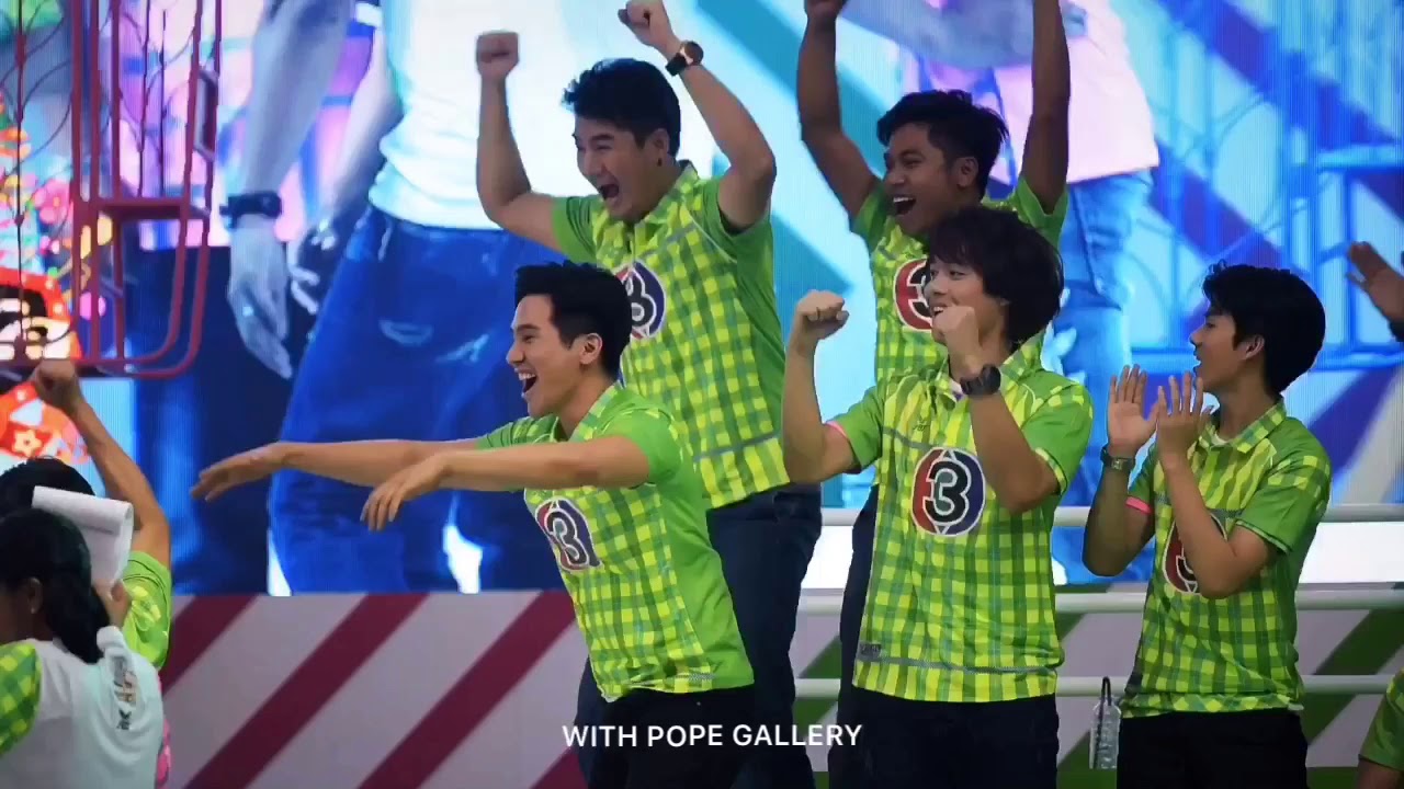 [FanCam] โมเมนต์น่ารักๆของพี่โป๊ปและเพื่อนๆ งานจับสลากแบ่งสี ฟุตบอล 49ปีช่อง 3