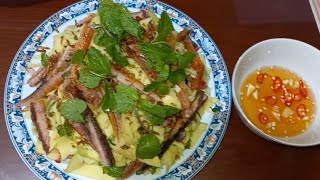 Gỏi xoài trộn khô cá lóc.