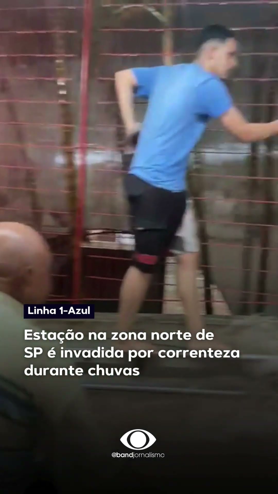 Estação na zona norte de SP é invadida por correnteza durante chuvas #shorts