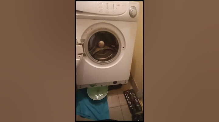 Сливаю воду со стиральной машины.