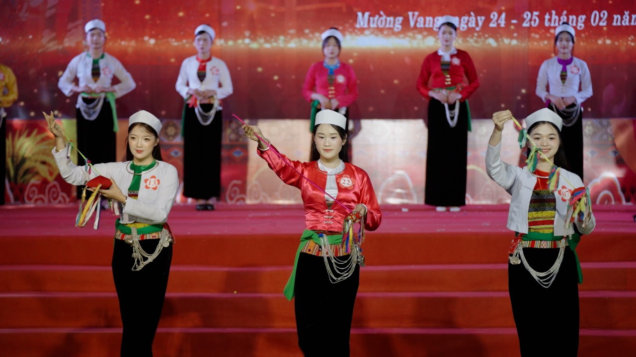 Màn trình diễn tập thể của 26 người đẹp trang phục Dân tộc Mường tại Lễ hội Khai hạ Mường Vang 2026