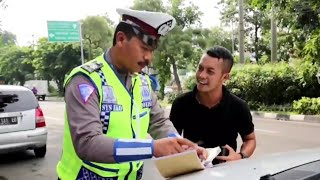 Police  Help his Daughter from ticketing Police