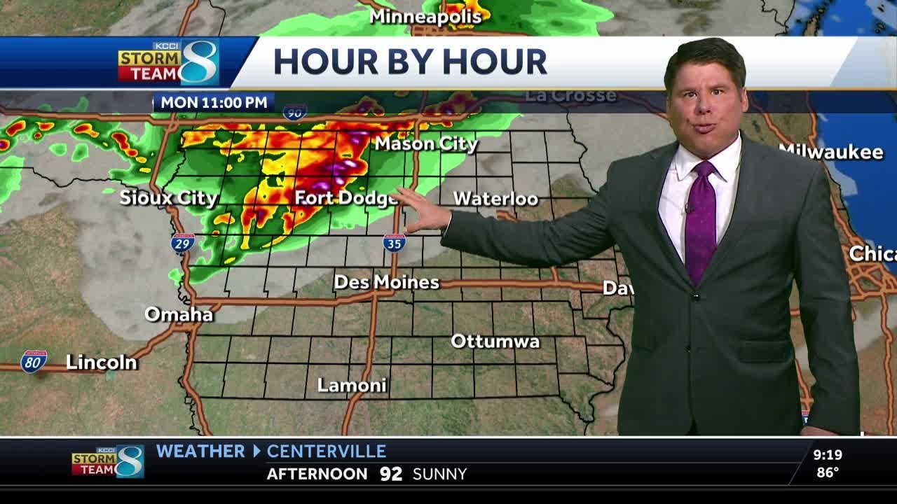 Iowa weather: Strong storms moving into Iowa - YouTube