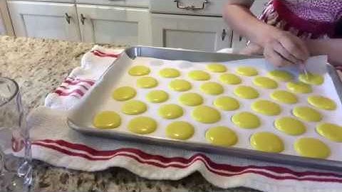 HOW TO MAKE: LEMON MACARONS