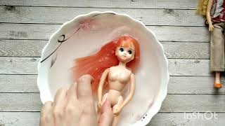 Волосы японской куклы от компании Takara Tomy меняют цвет в воде