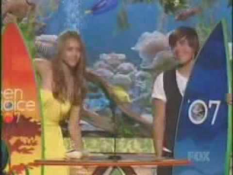 Video: Jessica Alba Vydáva Emotívne Posolstvo Na Teen Choice Awards