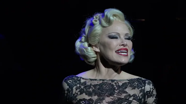 Roxie - Pamela Anderson