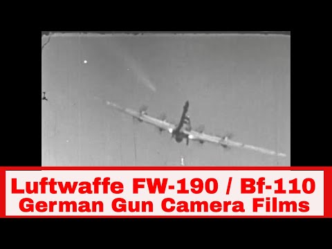 Суретшінің подиумындағы жалаңаш әйелдер