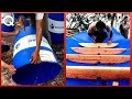 Construire un bateau avec des tonneaux en plastique et du bois dans la jungle