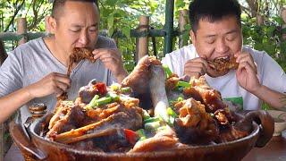 兩兄弟圍著鍋啃羊腳,燜上兩小時,大口啃肉大碗喝酒,過癮! 【鐵鍋視頻】 兩兄弟圍著鍋啃羊腳,燜上兩小時,大口啃肉大碗喝酒,過癮! 【鐵鍋視頻】