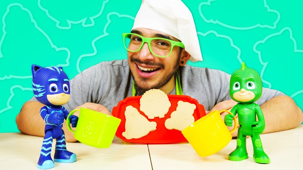 ⁣Los PJ Masks preparan galletas. ¿Quién tiene hambre? Cocina con Play Doh.