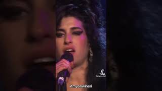 Amy Winehouse siendo Amy #hellobaby #queen #black