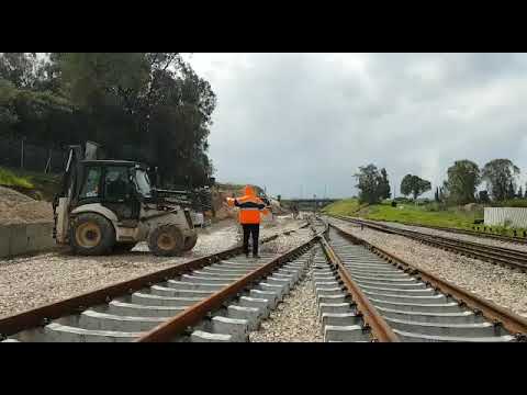 עובדים על המסילות בתחנת רחובות בקרוב הרכבת צילום אביגיל קדם 