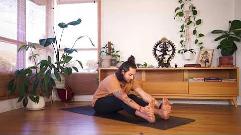 4 Yoga Poses - A Mindful Moment with Aaron Petty f...