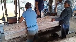 The process of sawing hundreds of years of teak wood is extraordinary, the beauty is enchanting
