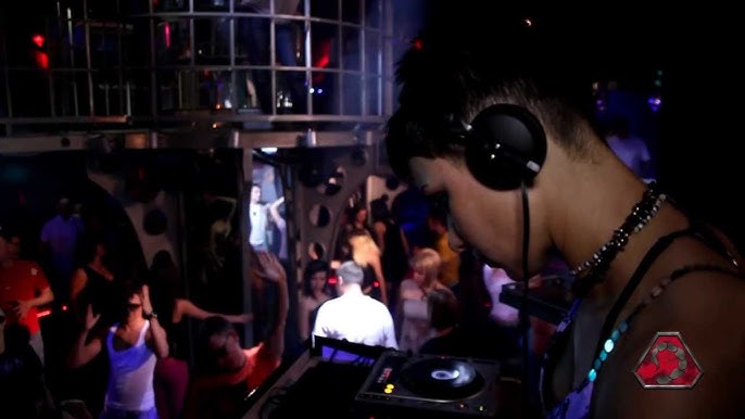 Жалаңаш диджей Наташа Ростова