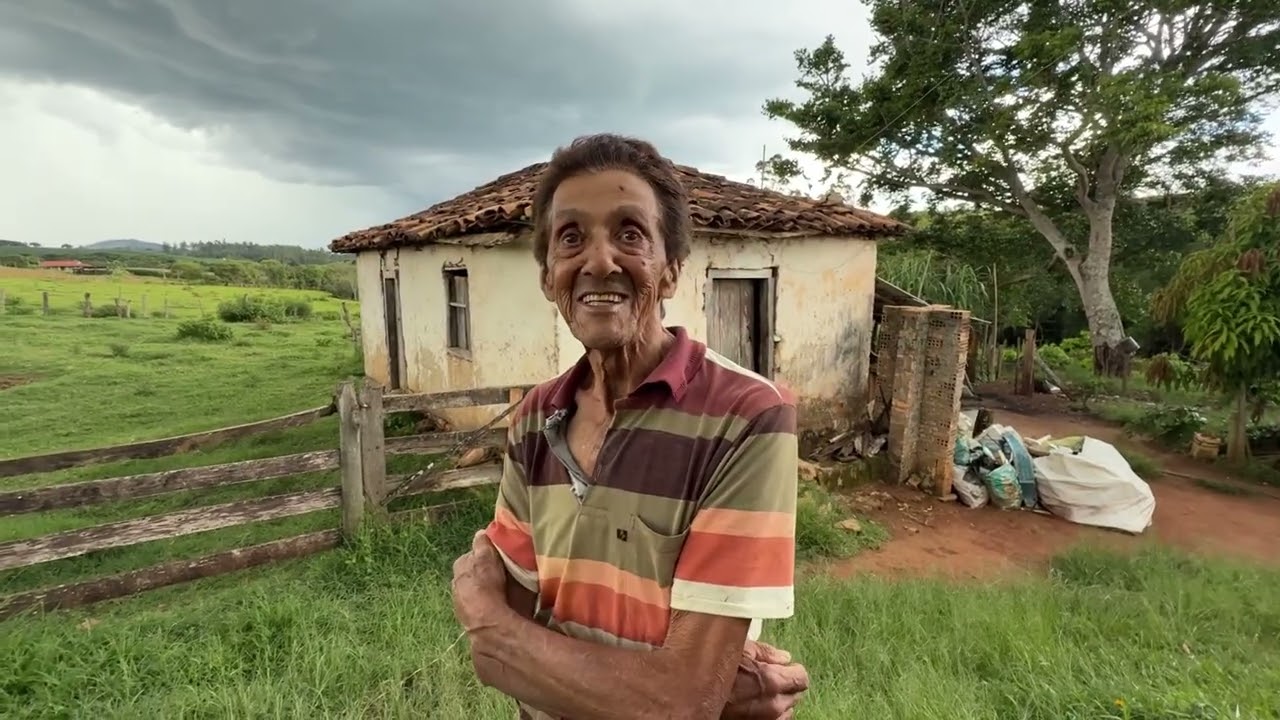 Ele tem 80 anos de Idade nesta casa de + 100 anos criou a  família na Roça 