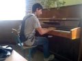 пацан охуенно играет на пианино!!!!!!!!!красава!!!!!!!!!!смотреть всем!!!