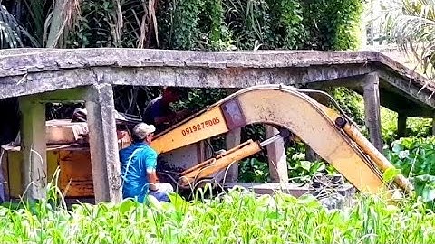 XE CUỐC MÚC ĐẤT TRÊN SÔNG VƯỢT QUA CẦU KHÔNG DỂ CHÚC NÀO cần cẩu xáng cạp xáng dây xe xúc