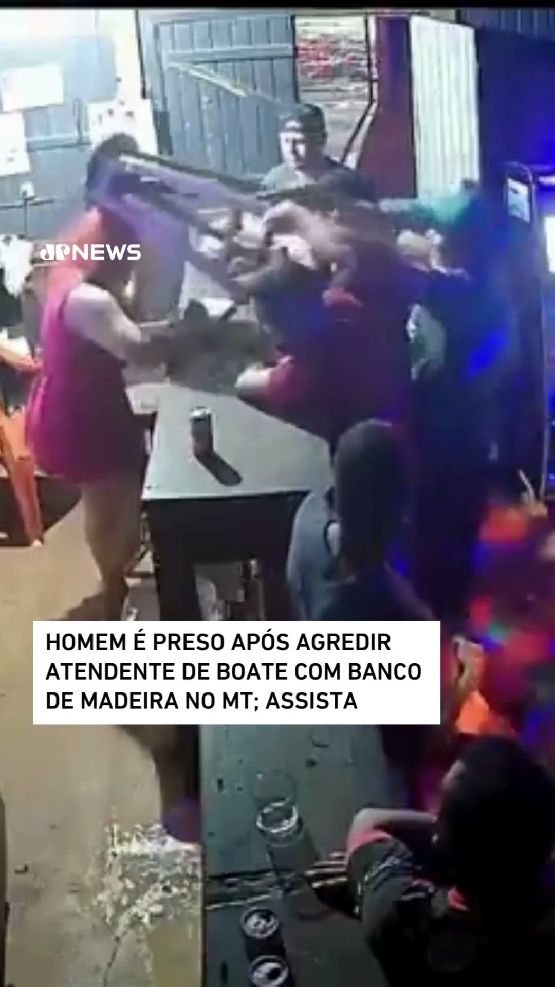 Homem é preso após agredir atendente de boate com banco de madeira no MT; assista