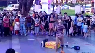 Juggling with balls - Singapore Street performers