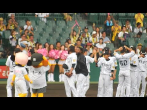 阪神タイガース2017/勝利後のドリスとマテオ選手　やっぱり陽気です。　勝利の余韻　(2017.07.02)