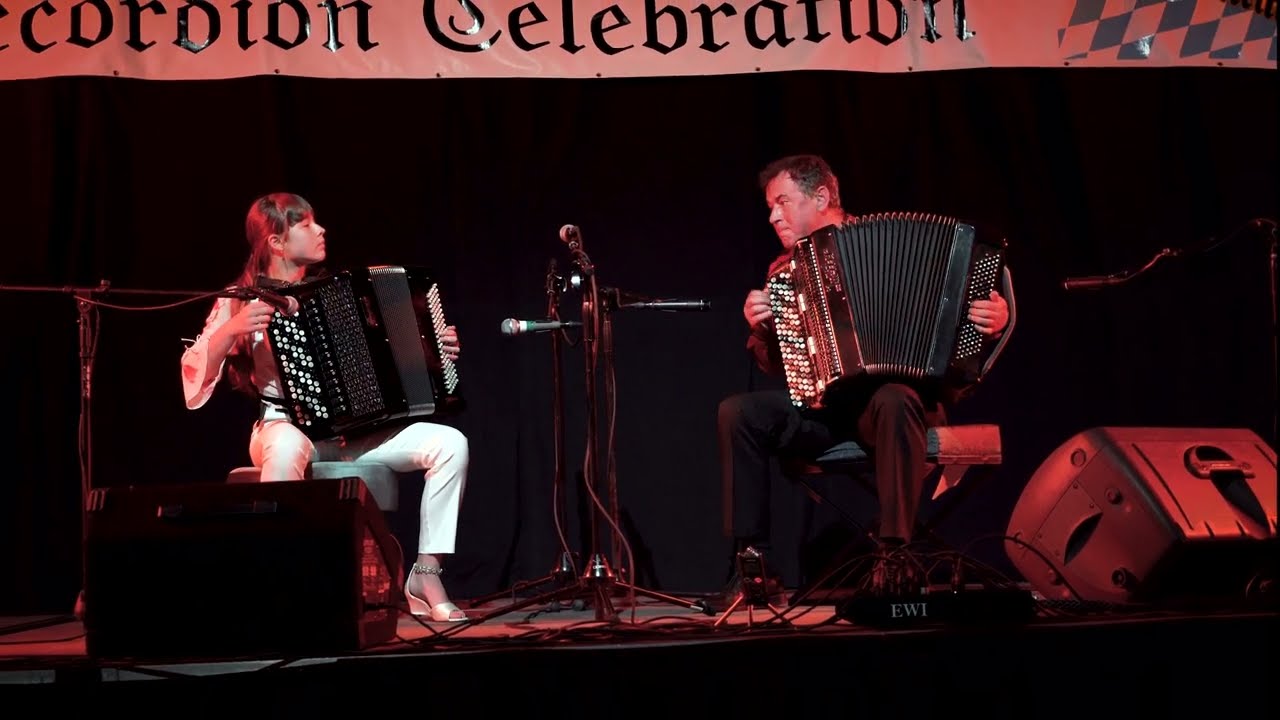 "Thunderstruck" Duo TWO ACCORDIONS Live at the Leavenworth