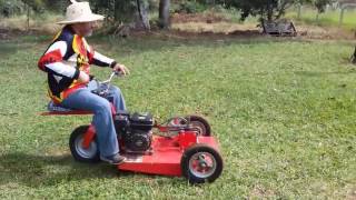 Trator cortador de grama caseiro com 3 rodas ( Trabalhando na Roça)