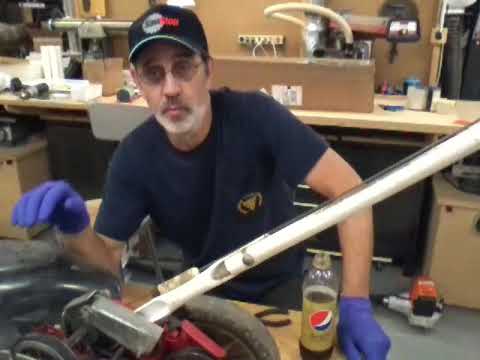 Video: Bagaimana cara memasang sabuk pada mesin pemotong rumput Snapper?