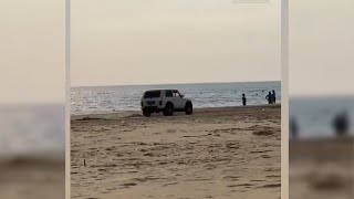 В Анапе неизвестный устроил заезд на автомобиле по пляжу