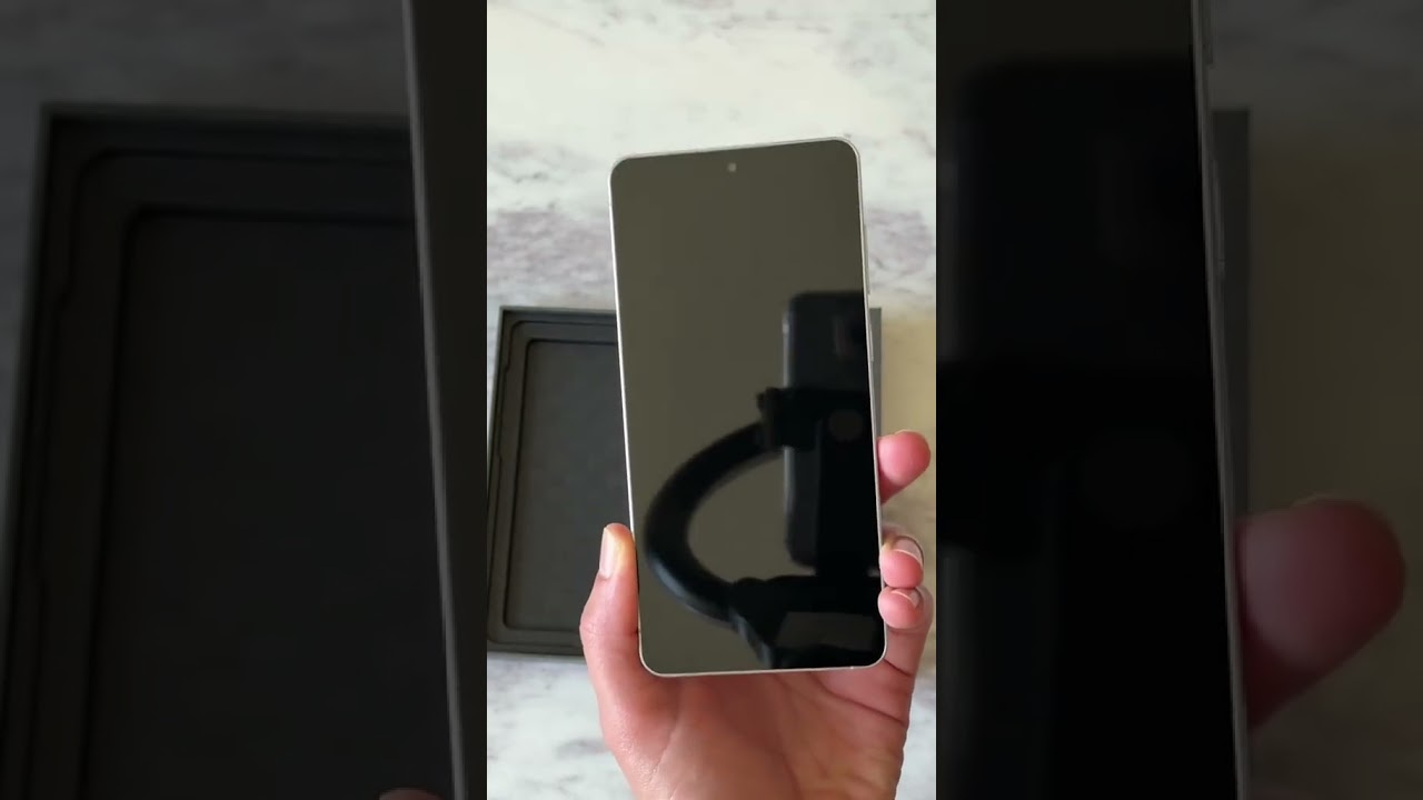 Unboxing Samsung's Galaxy S25 Edge in Titanium Silver