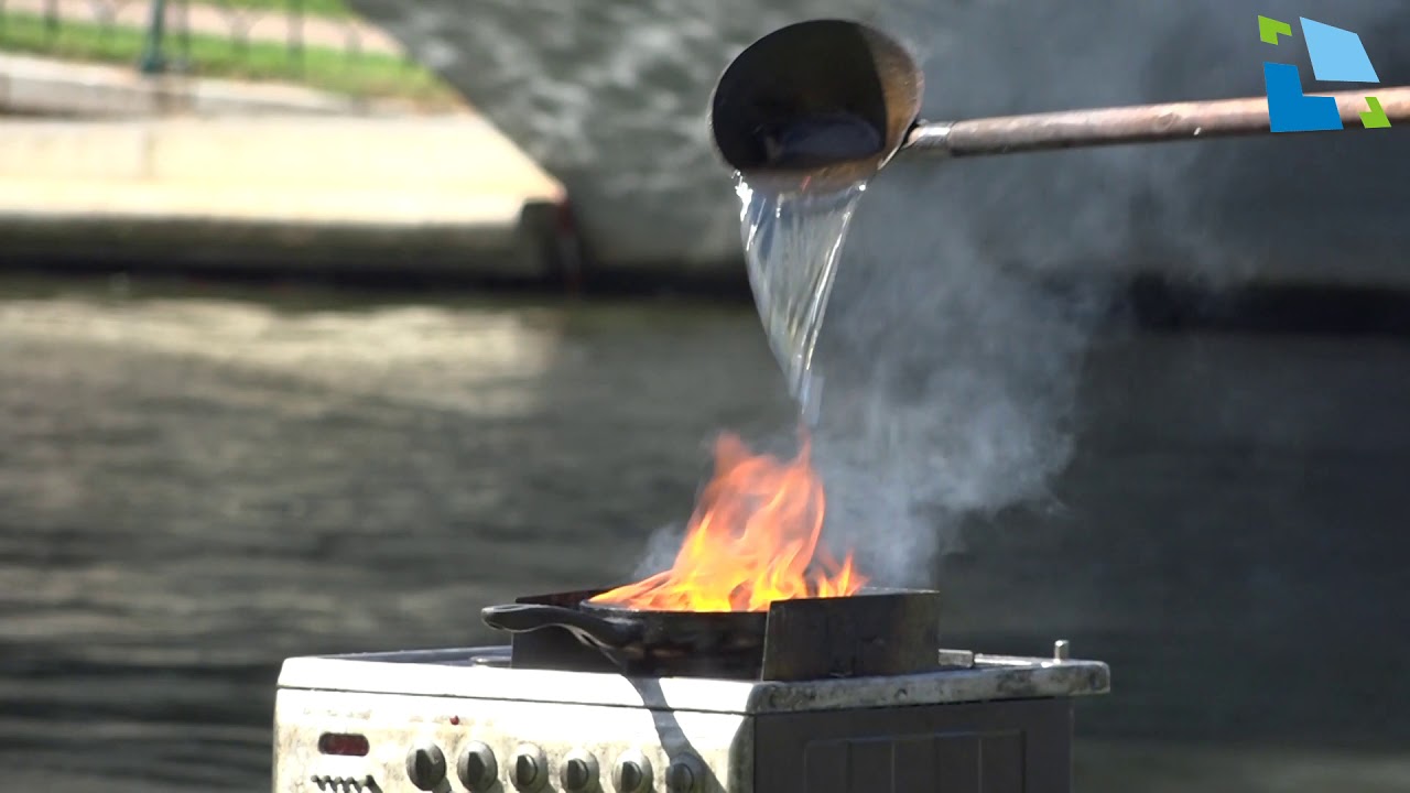 Jak uhasit hořící olej na pánvi?
