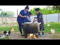 La recette extrmement dlicieuse de grandmre cuisinant la dovga traditionnelle sur un feu de camp