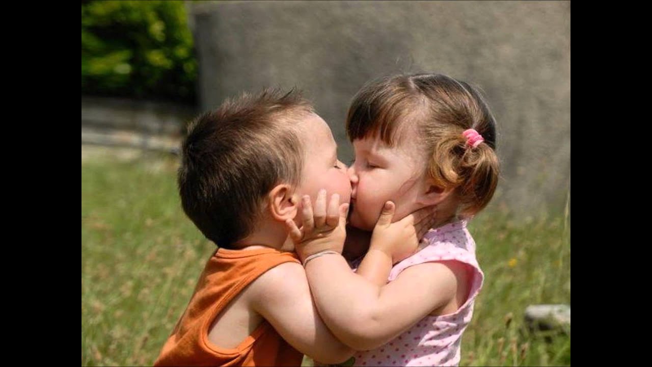 Each ru. Детский поцелуй. Поцелуй мальчика и девочки. Мальчик и девочка обнимаются. Мальчик целует девочку.