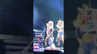 Who is it ? It’s Britney B**ch - Britney Spears (Piece of me Tour) Resimi