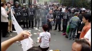 広州市警察 ３連射でバイク運転手を射殺 20141110