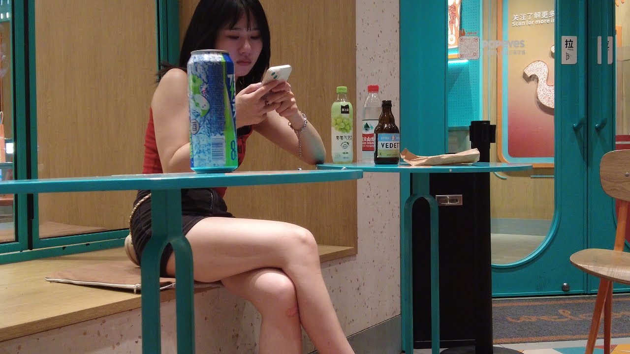 Потрясающая красавица, нежная девушка, ночная жизнь Шанхая, уличная фотография, большие белые ноги