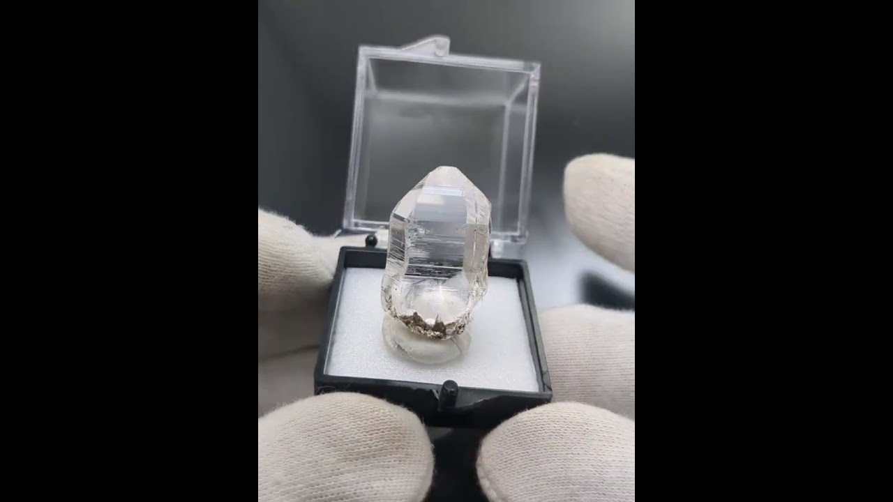 ヒマラヤ水晶オールドストック原石標本040 小粒でもピリリと刺激あり